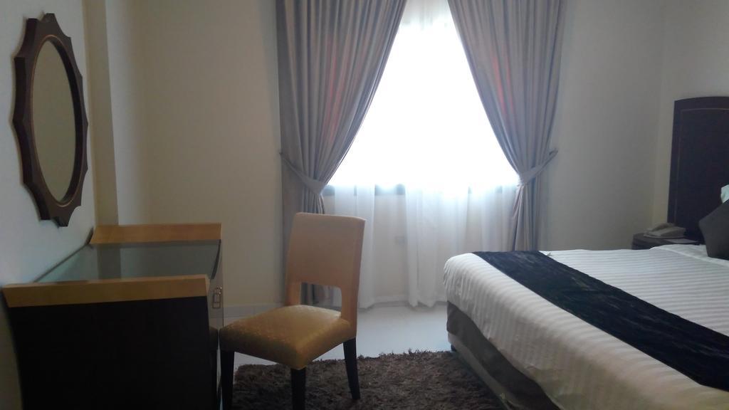 Royal Crown Suites Sharjah Esterno foto
