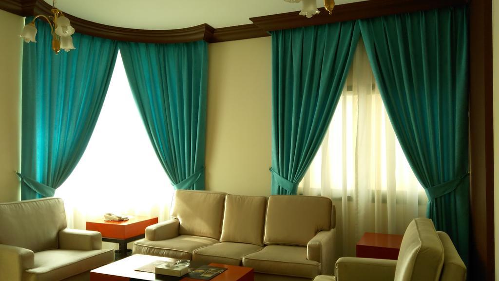 Royal Crown Suites Sharjah Esterno foto