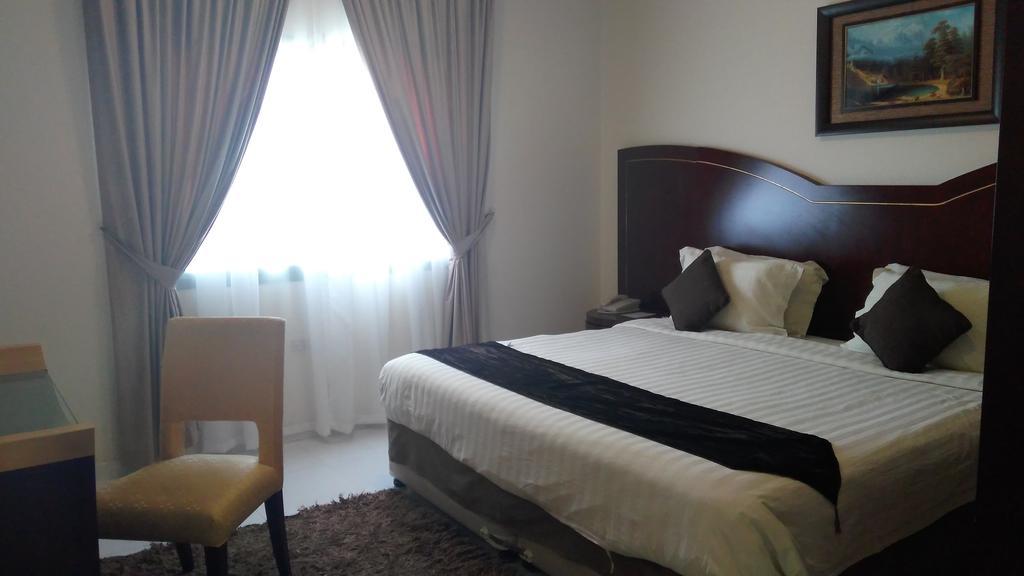 Royal Crown Suites Sharjah Esterno foto