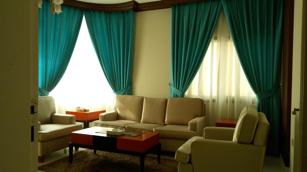 Royal Crown Suites Sharjah Esterno foto