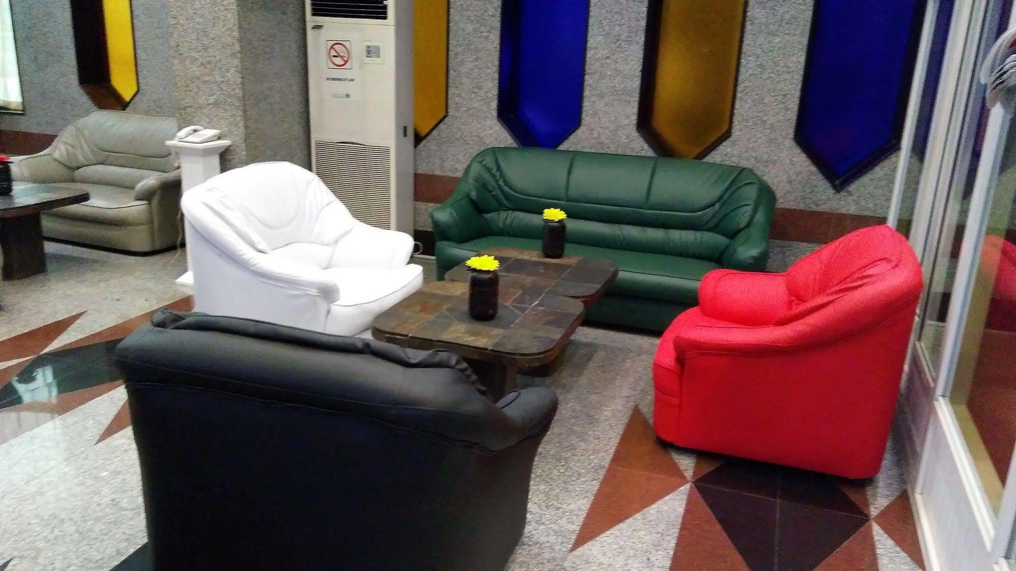 Royal Crown Suites Sharjah Esterno foto