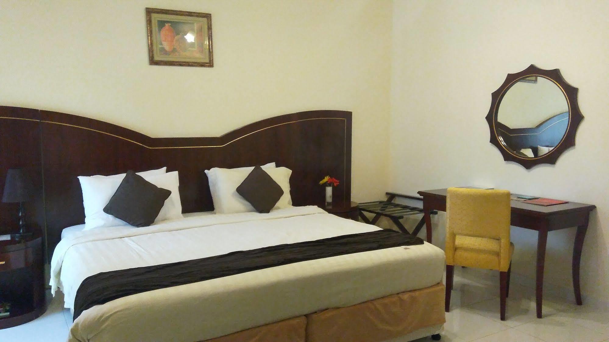 Royal Crown Suites Sharjah Esterno foto