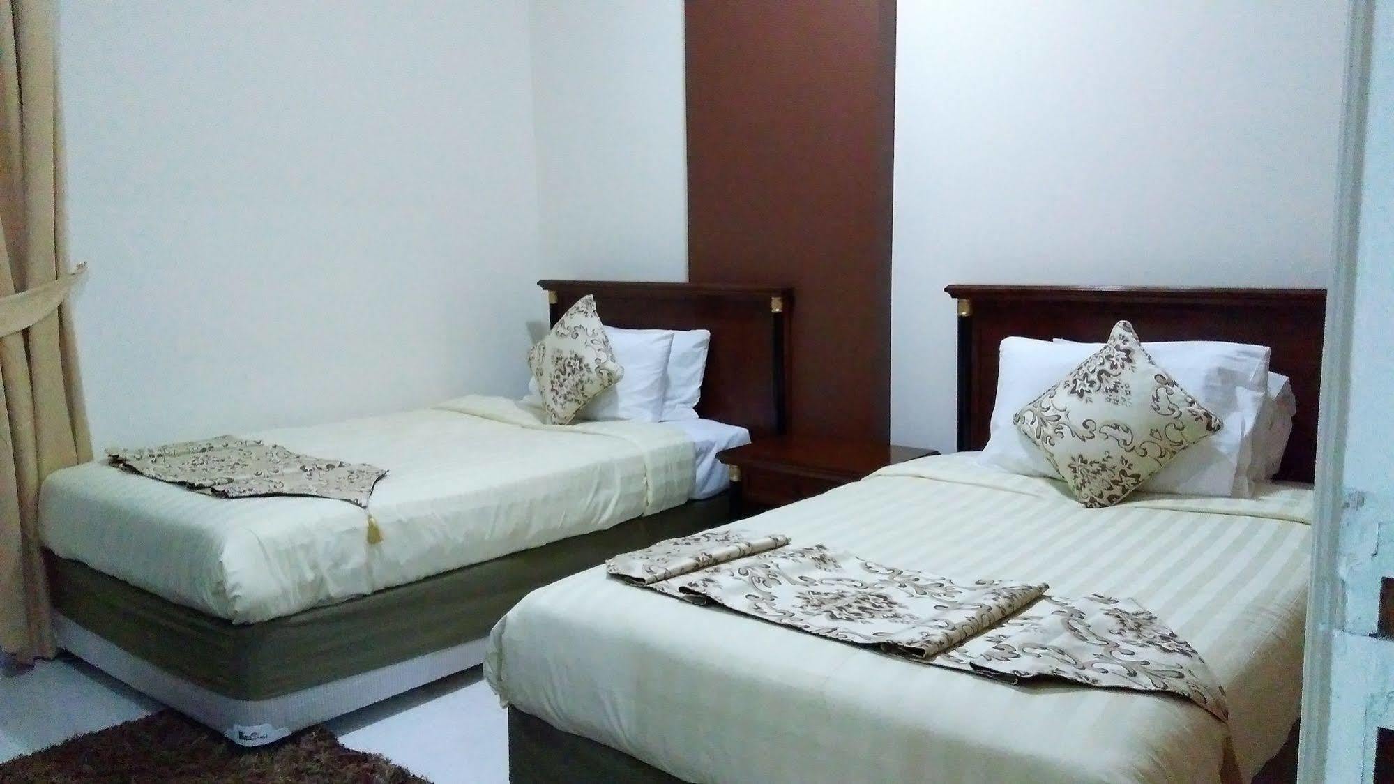 Royal Crown Suites Sharjah Esterno foto