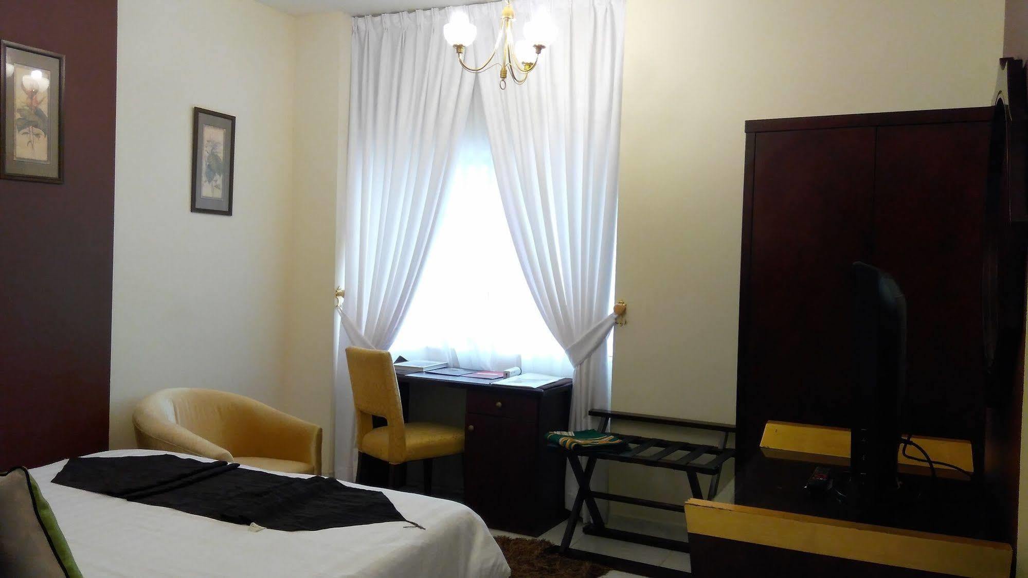Royal Crown Suites Sharjah Esterno foto