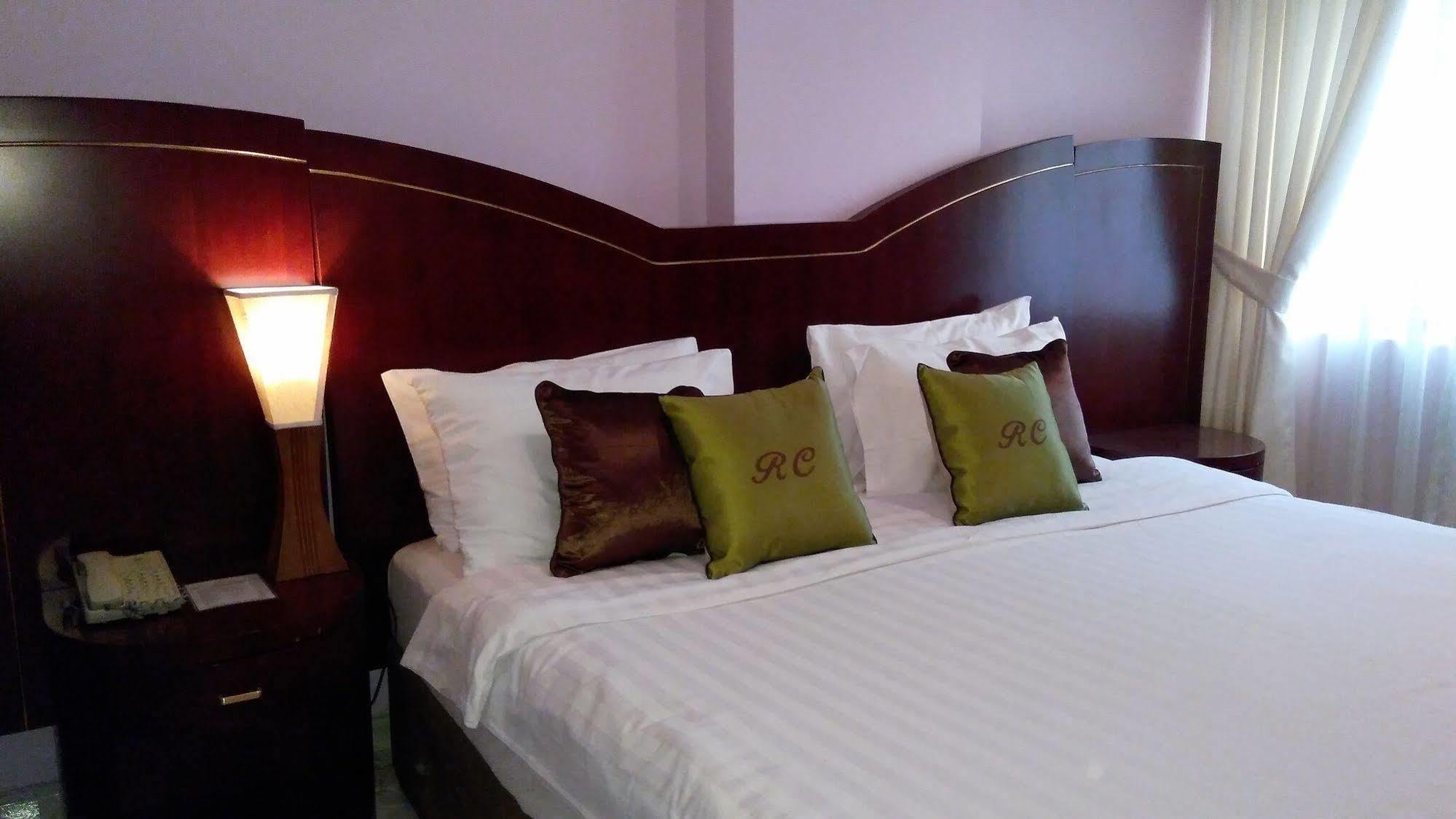 Royal Crown Suites Sharjah Esterno foto