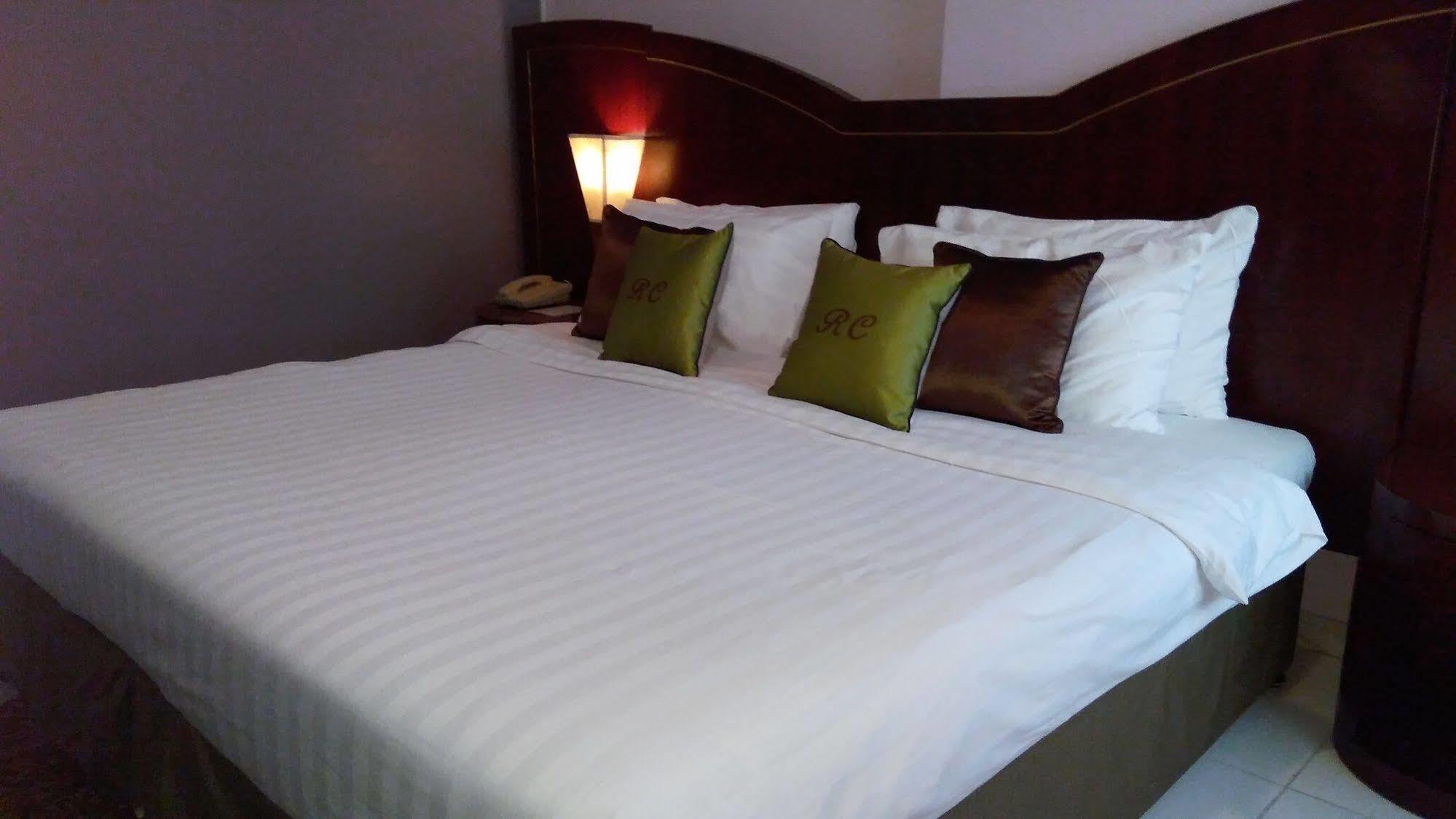 Royal Crown Suites Sharjah Esterno foto