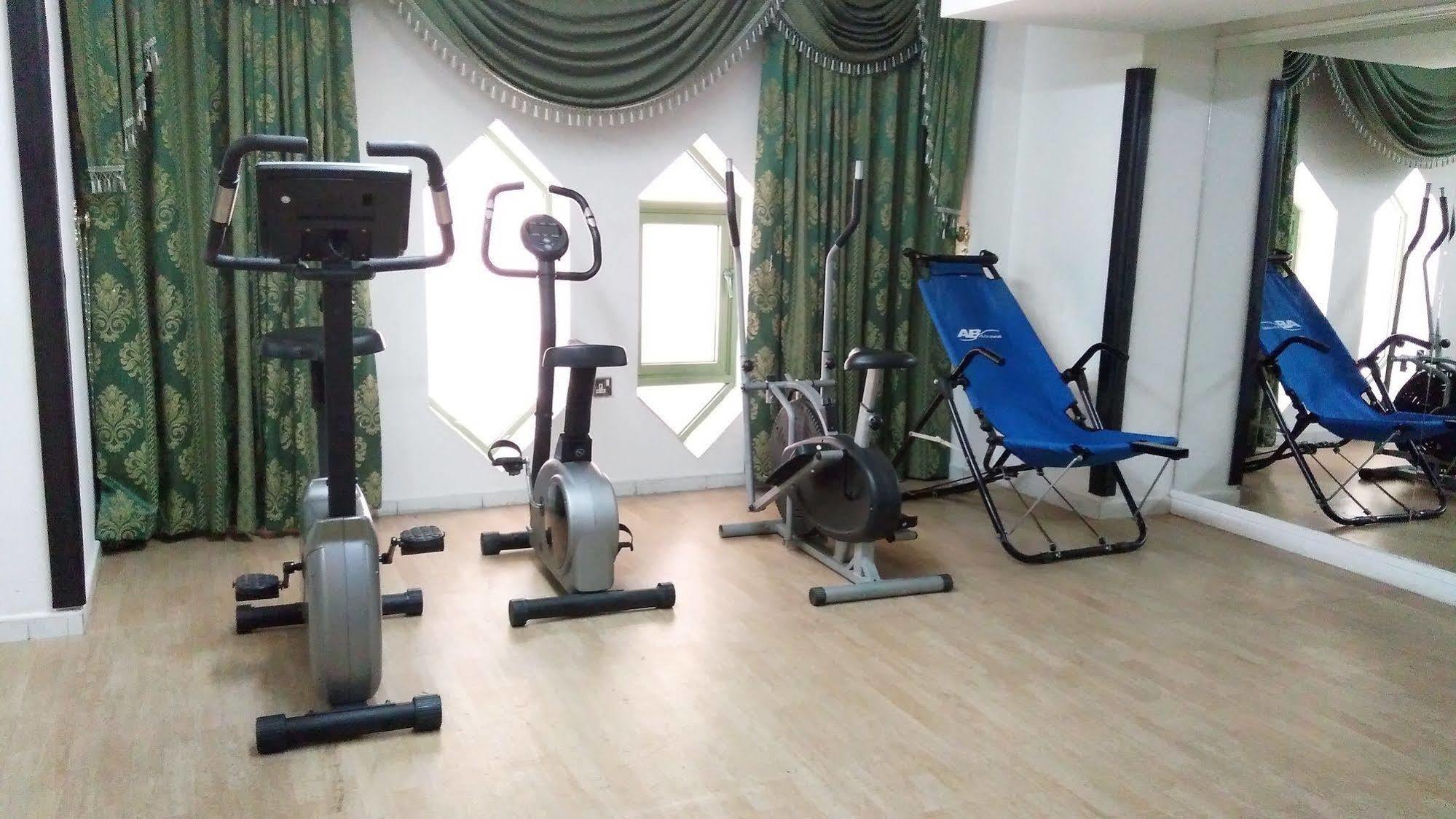 Royal Crown Suites Sharjah Esterno foto