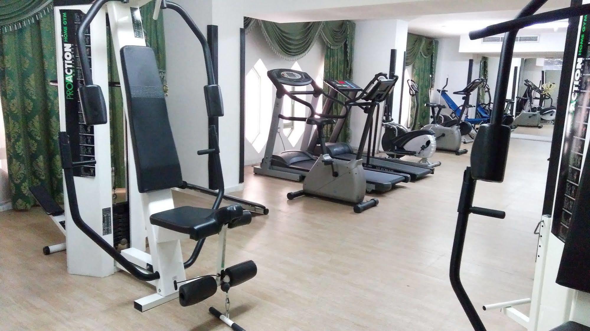 Royal Crown Suites Sharjah Esterno foto